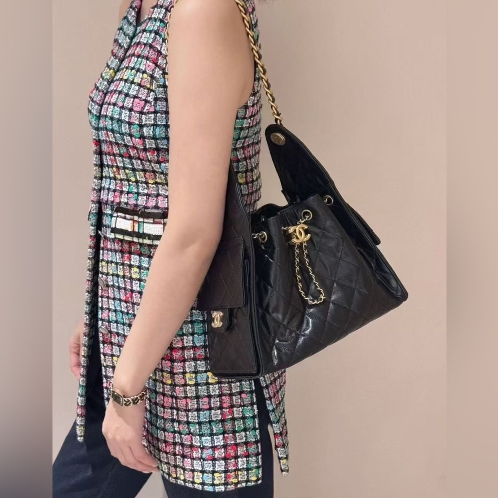 ❌ SOLD ❌ CHANEL 25 HOBO BAG in Black - Picture 2 of 8